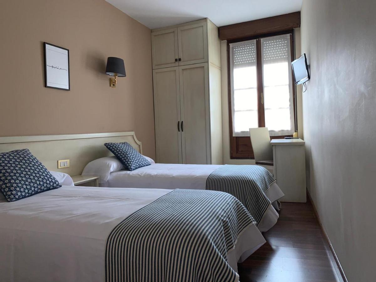 Hotel Los Robles Onís المظهر الخارجي الصورة