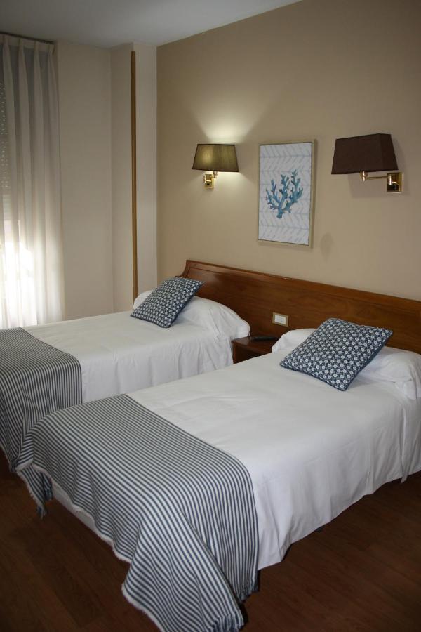 Hotel Los Robles Onís المظهر الخارجي الصورة