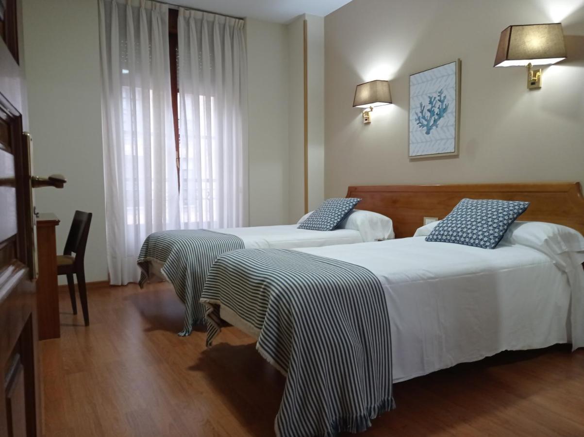 Hotel Los Robles Onís المظهر الخارجي الصورة
