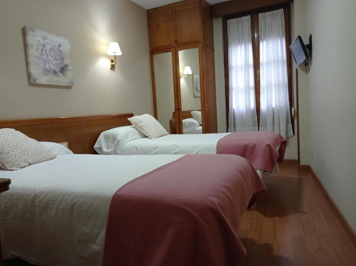 Hotel Los Robles Onís المظهر الخارجي الصورة