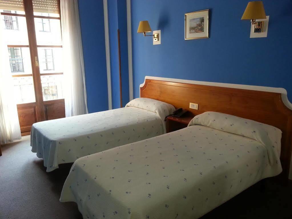 Hotel Los Robles Onís المظهر الخارجي الصورة