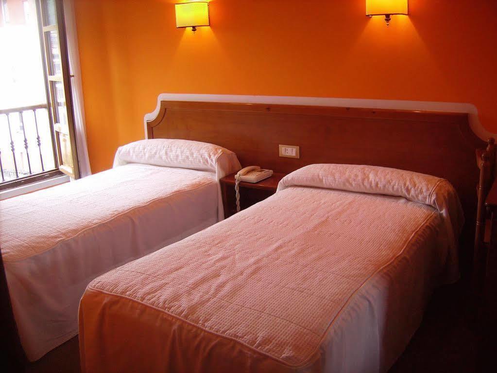 Hotel Los Robles Onís المظهر الخارجي الصورة